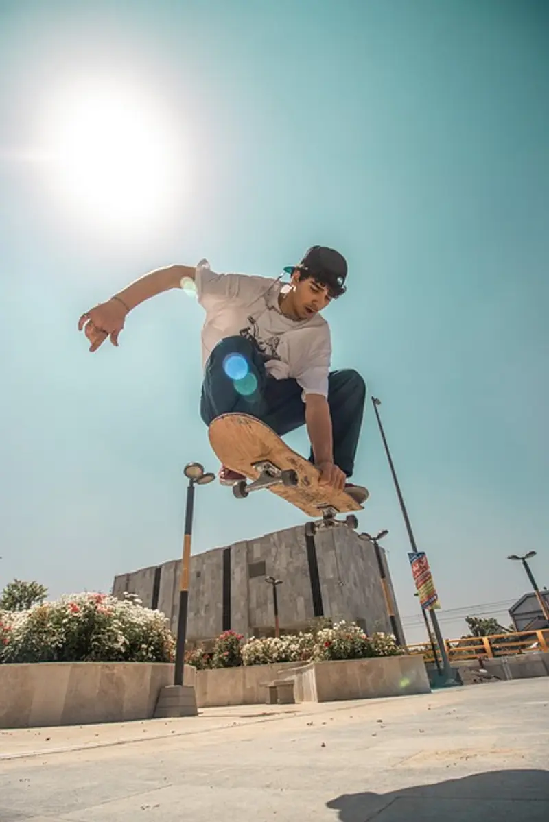 Jeune pratiquant le skateboard en milieu urbain