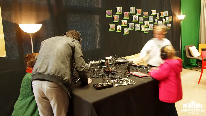 En pleine création à la table de mixage photo J.P. Varin