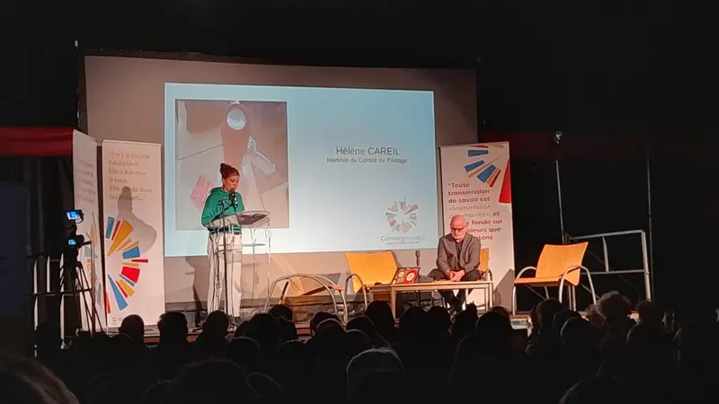Hélène Careil du Gfen lit le discours d'ouverture de la 4eme biennale de l'éducation nouvelle