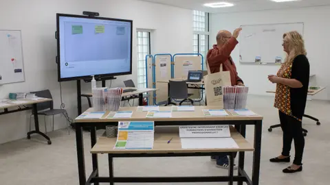 Dans cette grande salle de formation des locaux des Ceméa Picardie, l'équipe présente lors de l'inauguration des locaux les formations à l'animation professionnelle BPJEPS DEJEPS, les formations à l'animation volontaire comme le BAFA et BAFD, les formations continues dans le champ de la santé mentale et de la psychiatrie