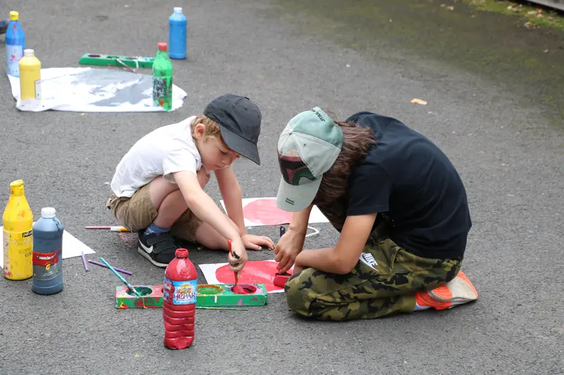 enfants qui peignent dans une cour